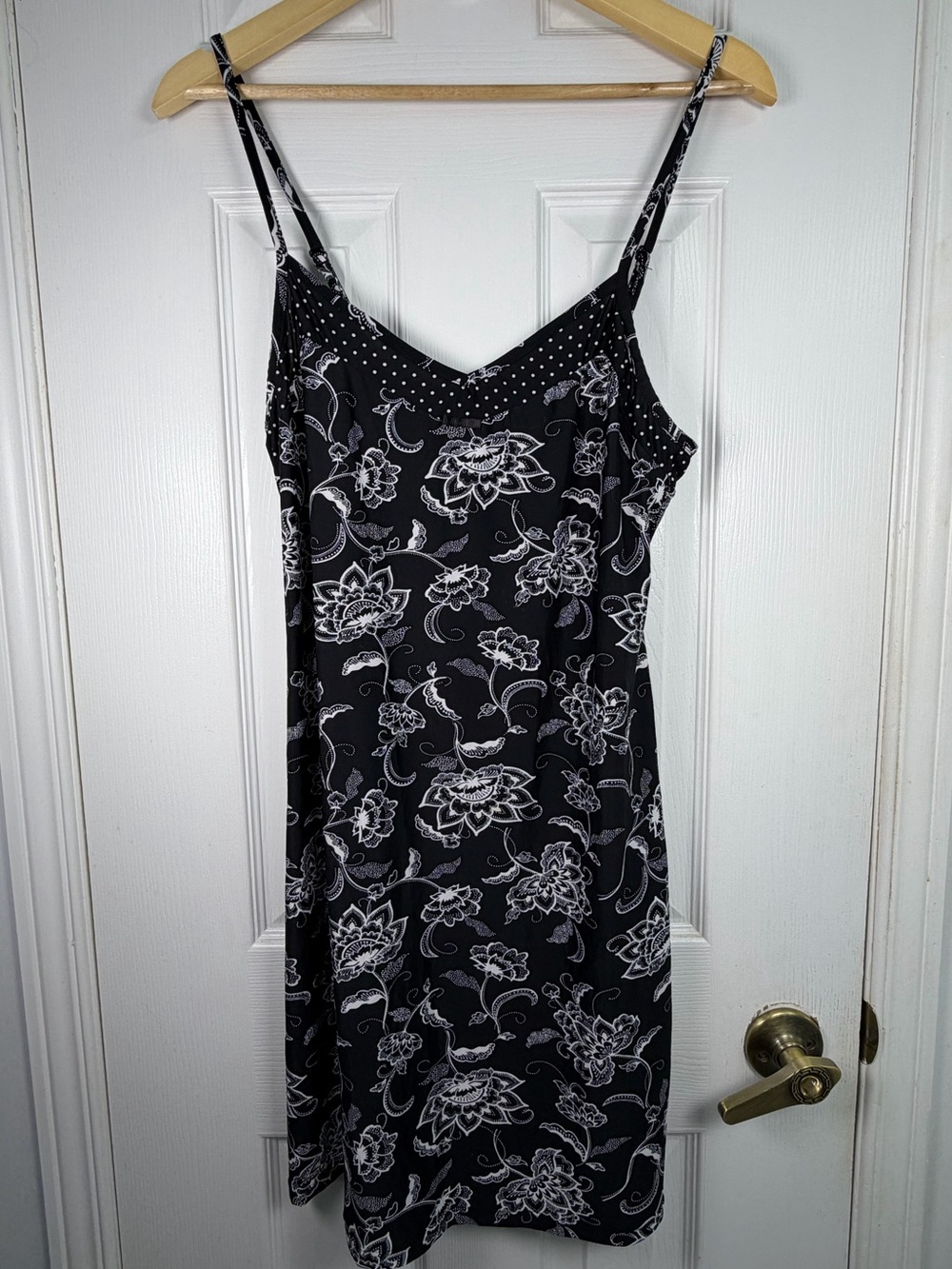 Marilyn Monroe Intimates Black Floral Slip Nightie Women's L Spaghetti Strap